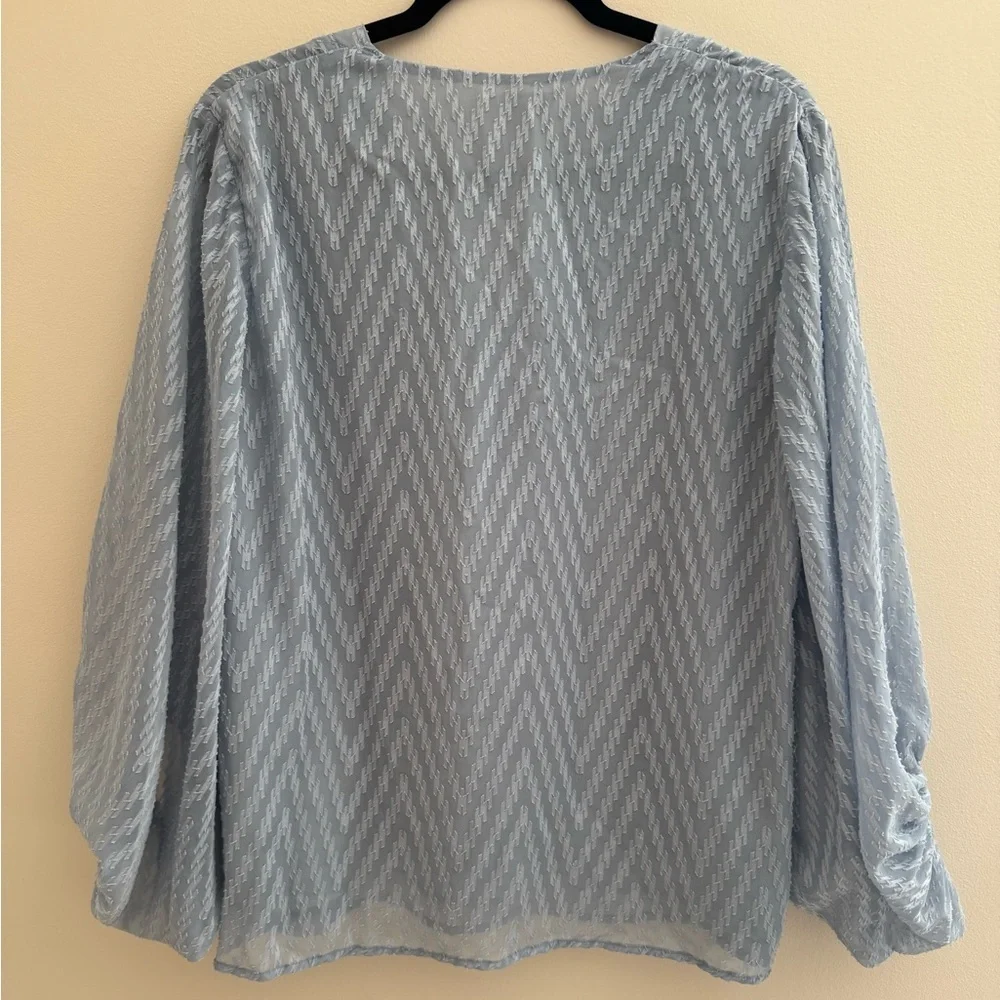 Entro Women’s Chevron Textured Blouse Size Large Blue V Neck Boutique